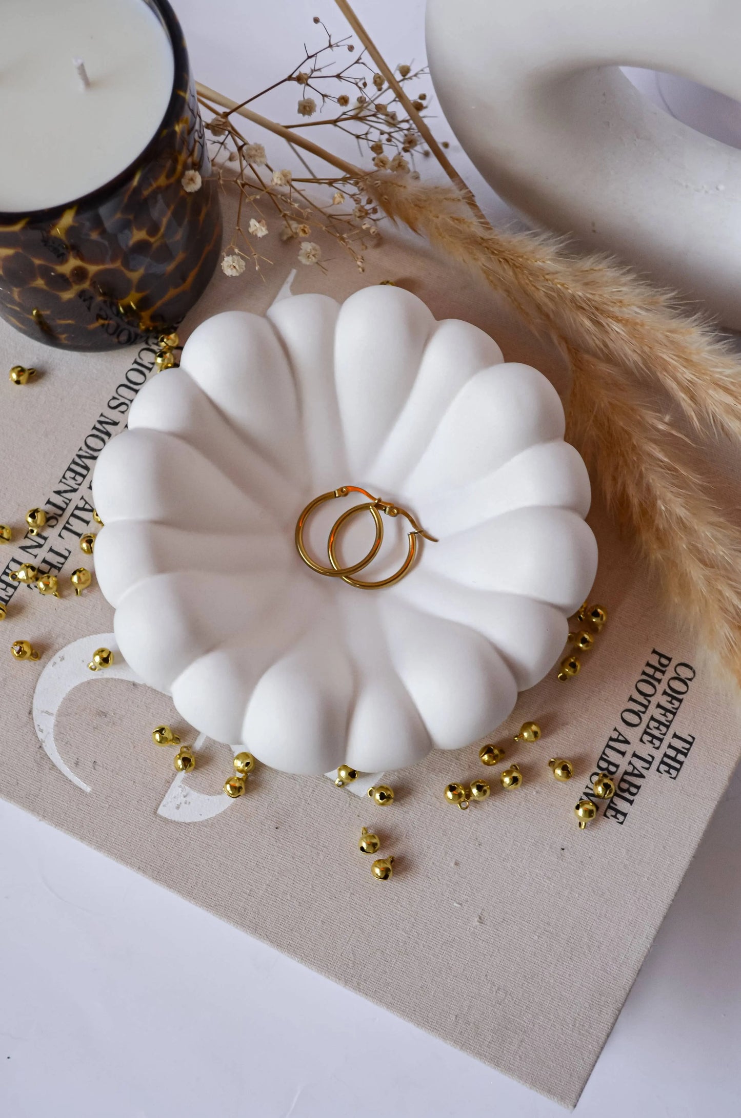 Vide-poche artisanal rond en jesmonite blanc, fait main aux Pays-Bas, pour bijoux ou en décoration.