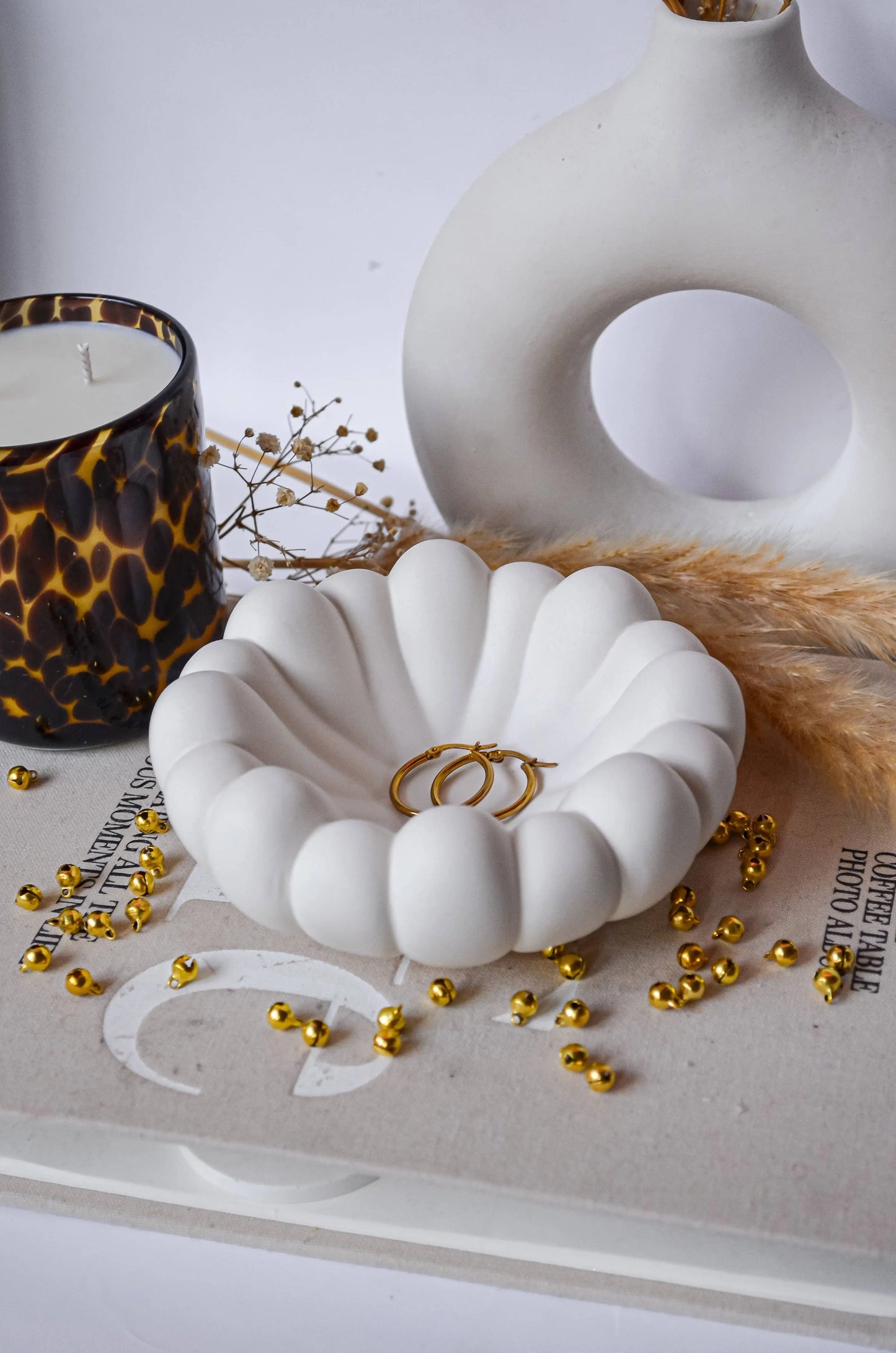vide-poche artisanal rond en jesmonite blanc, fait main aux Pays-Bas, pour bijoux ou décoration.