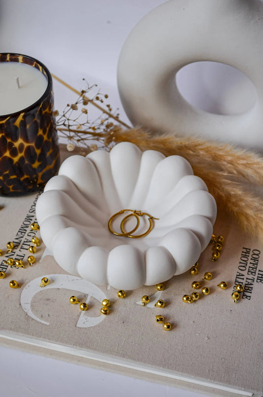 Vide-poche artisanal rond en jesmonite blanc, fait main aux Pays-Bas, pour bijoux ou en décoration.
